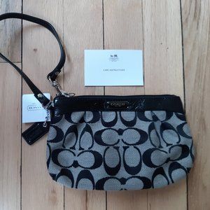 NEW Coach Signature Pleated Medium Wristlet!